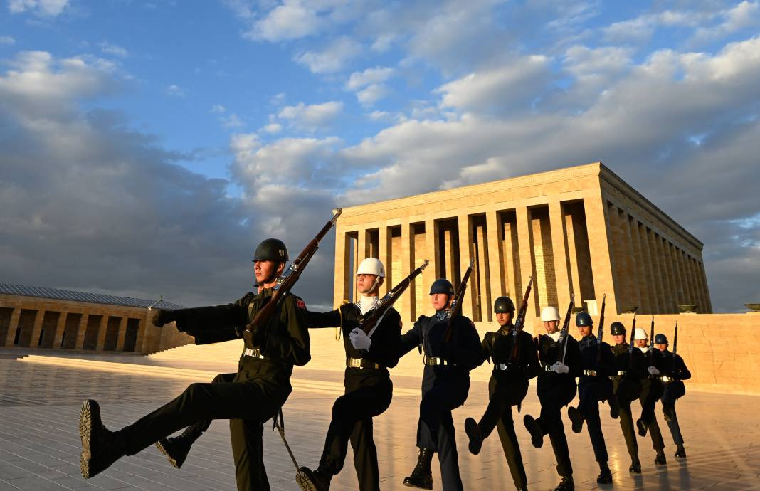 Türk bayrağının gönderden hiç inmediği yer - Resim: 19